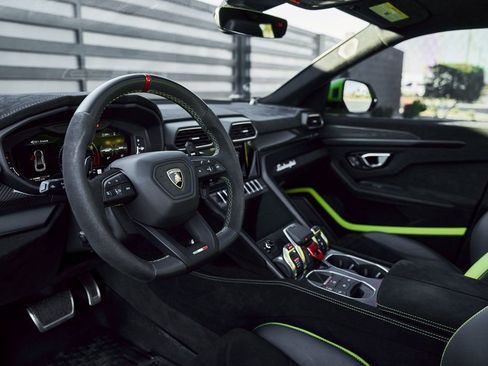 Used 2024 Lamborghini Urus Performante AWD/4WD image 2