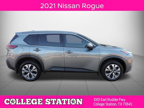 Used 2021 Nissan Rogue SV FWD image 2