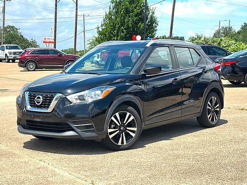 Used 2019 Nissan Kicks SV FWD image 2