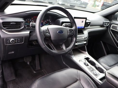 Used 2020 Ford Explorer XLT w/ Equipment Group 202A image 5