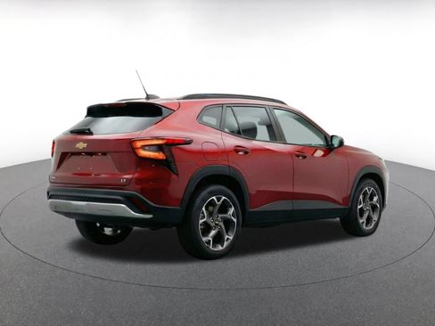 Used 2025 Chevrolet Trax LT w/ LT Convenience Package FWD image 9