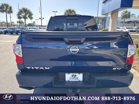 Used 2024 Nissan Titan SV w/ SV Convenience Package image 3