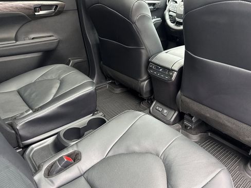 Used 2024 Toyota Highlander Platinum image 15