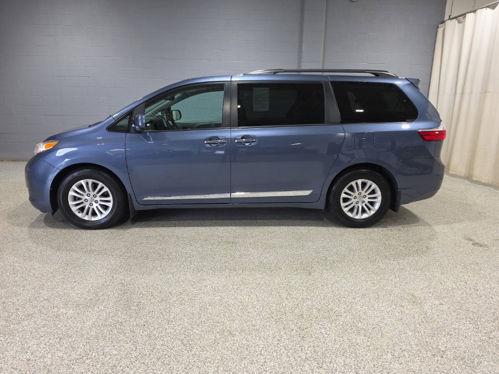 Used 2017 Toyota Sienna XLE FWD image 5