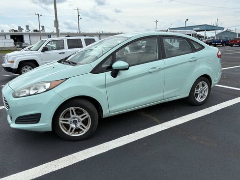 Used 2017 Ford Fiesta SE FWD image 4