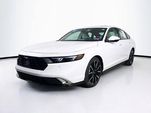 Used 2025 Honda Accord Touring image 4