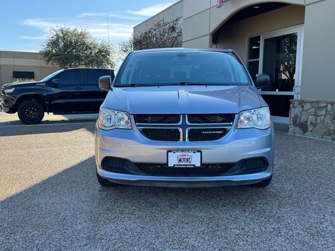 Used 2018 Dodge Grand Caravan SE w/ UConnect Hands-Free Group image 5