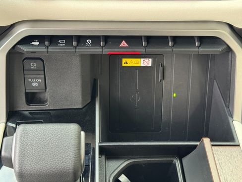 Used 2023 Toyota Sequoia Capstone AWD/4WD image 32