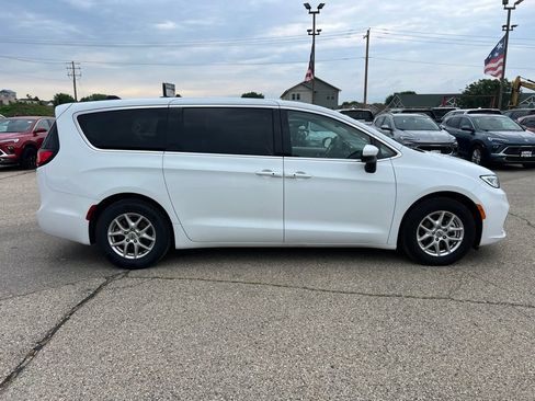 Used 2023 Chrysler Pacifica Touring-L FWD image 9
