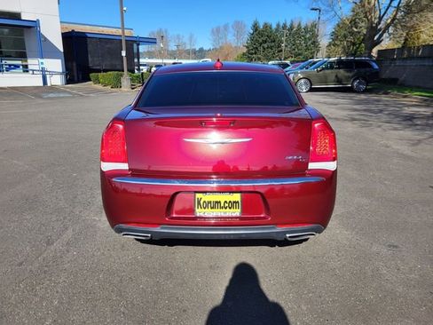 Used 2017 Chrysler 300 C image 4