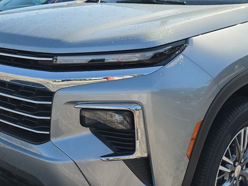 Used 2025 Chevrolet Traverse LT FWD image 9