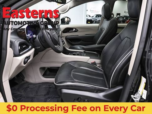 Used 2023 Chrysler Pacifica Limited FWD image 14