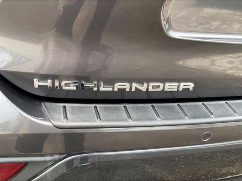 Used 2025 Toyota Highlander Limited FWD image 31