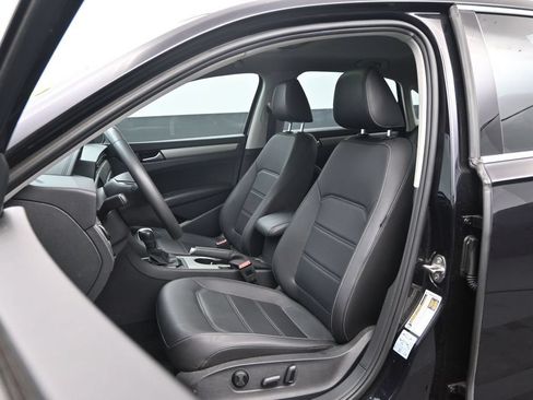 Used 2022 Volkswagen Passat 2.0T SE FWD image 18