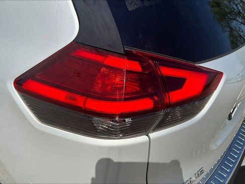 Used 2017 Nissan Rogue SV AWD/4WD image 9