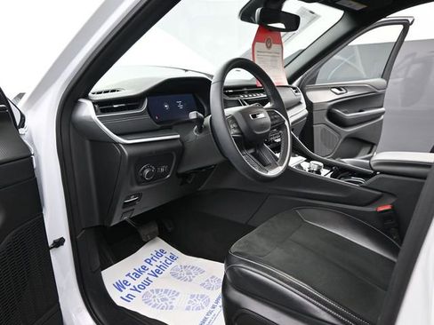 Used 2023 Jeep Grand Cherokee L Laredo image 9