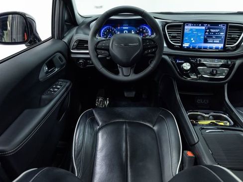 Used 2025 Chrysler Pacifica Limited image 3