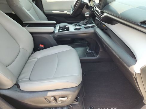 Used 2026 Toyota Sienna XLE FWD image 16