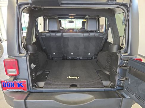 Used 2016 Jeep Wrangler Unlimited Rubicon w/ Connectivity Group AWD/4WD image 25