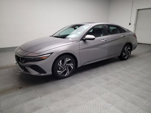 Used 2025 Hyundai Elantra SEL image 2