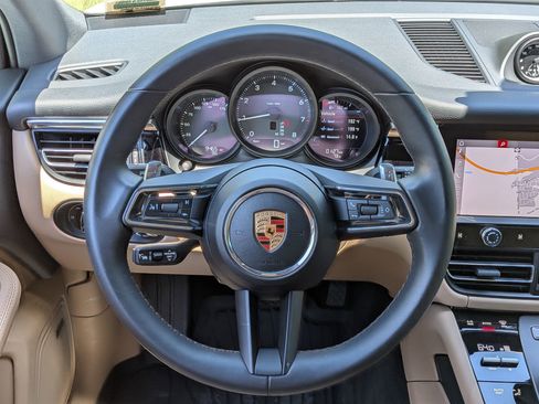 Certified 2025 Porsche Macan AWD/4WD image 8