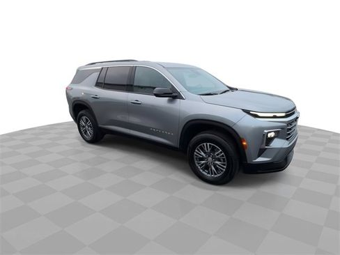 Certified 2025 Chevrolet Traverse LT image 2