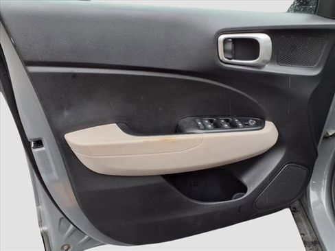 Used 2020 Hyundai Venue SEL image 13