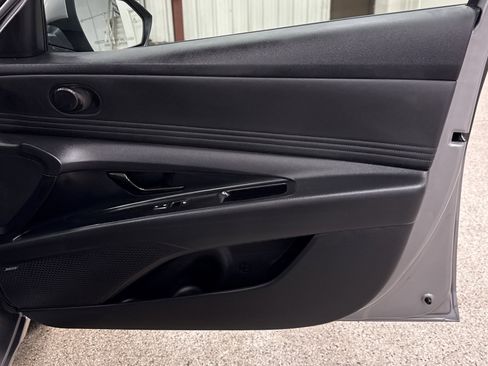 Used 2025 Hyundai Elantra Limited image 21