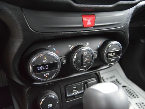 Used 2017 Jeep Renegade Altitude AWD/4WD image 15
