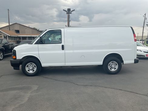 Used 2017 Chevrolet Express 2500 RWD image 5