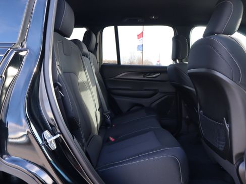 Used 2025 Jeep Grand Cherokee Laredo image 11