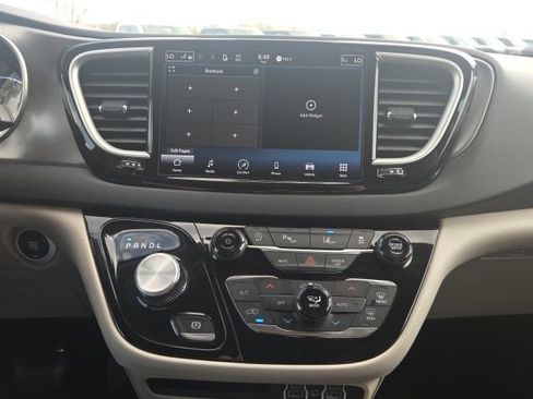 Used 2023 Chrysler Pacifica Touring-L FWD image 33