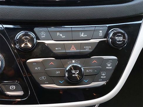 Used 2022 Chrysler Pacifica Touring-L image 17