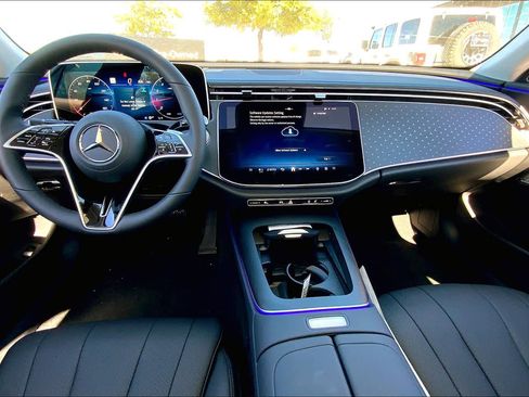 Used 2025 Mercedes-Benz E 350 4MATIC Sedan image 7