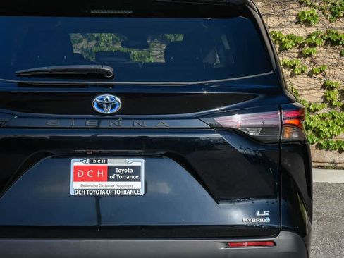 Used 2024 Toyota Sienna LE FWD image 6