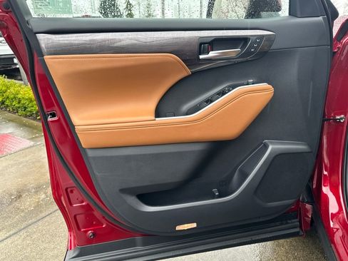 New 2026 Toyota Highlander Platinum image 11