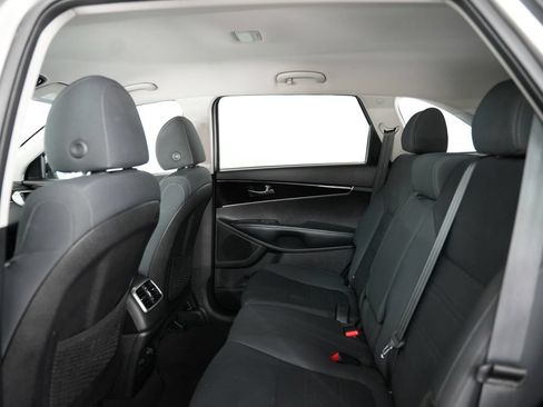 Used 2019 Kia Sorento FWD V6 image 39