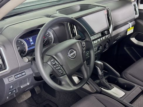 Used 2025 Nissan Frontier SV image 15
