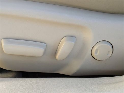 Used 2017 Toyota Camry XLE image 19