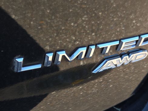 Used 2023 Chrysler Pacifica Limited w/ Uconnect Theater Family Group image 18