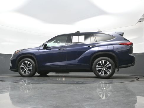 Used 2022 Toyota Highlander XLE AWD/4WD image 30