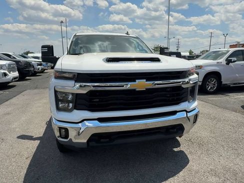 Used 2024 Chevrolet Silverado 2500 LT AWD/4WD image 3