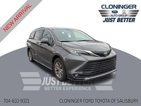 Used 2025 Toyota Sienna XLE image 1