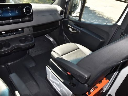 Used 2025 Mercedes-Benz Sprinter 2500 image 20