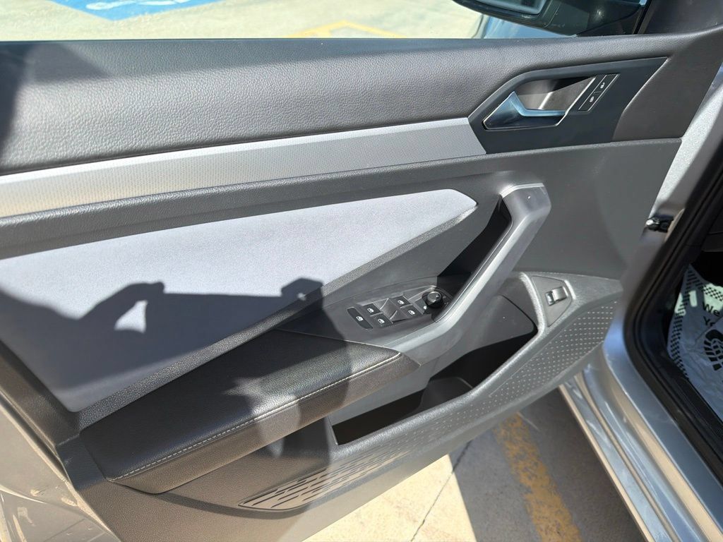 Used 2025 Volkswagen Jetta SE FWD image 9