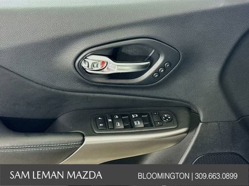 Used 2019 Jeep Cherokee Limited image 17