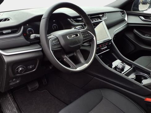 Used 2025 Jeep Grand Cherokee Laredo X w/ Luxury Tech Group I AWD/4WD image 7