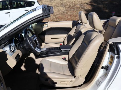 Used 2006 Ford Mustang Convertible image 9