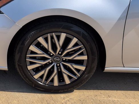 Used 2024 Nissan Altima 2.5 SV FWD image 12