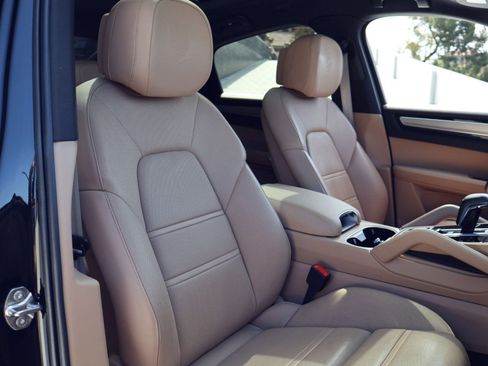 Certified 2023 Porsche Cayenne Platinum Edition AWD/4WD image 24